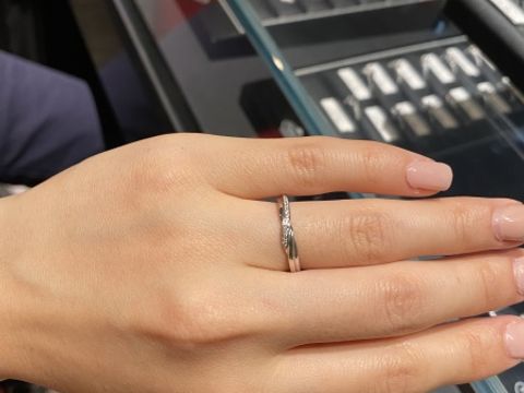 【エクセルコダイヤモンド(EXELCO DIAMOND)の口コミ】 結婚指輪感がありつつ、ウェーブ感とか重なってる感じのデザイン性が可愛…