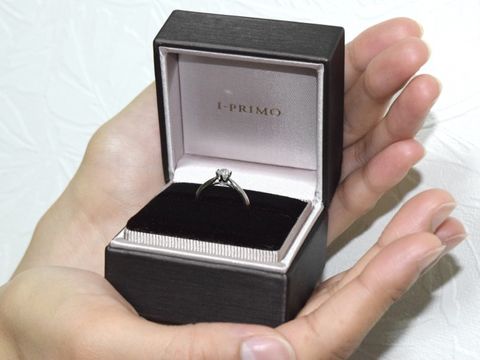 【アイプリモ(I-PRIMO)の口コミ】 指輪を横から見た時にもダイヤが埋め込まれていて、どの角度から見ても可…