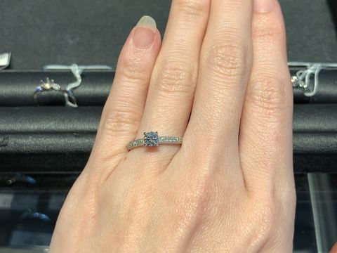 【エクセルコダイヤモンド(EXELCO DIAMOND)の口コミ】 パヴェタイプの華やかさとミル打ちの繊細さをあわせ持ったリングだと思い…