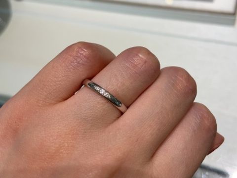 【アイプリモ(I-PRIMO)の口コミ】 指輪を実際につけてみると女の人の指がきれいに見えるようなデザインにな…