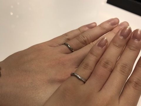 【4℃ BRIDAL(ヨンドシーブライダル)の口コミ】 指を長く見せてくれるV字ラインと左右対象なデザインを探していたところ、…