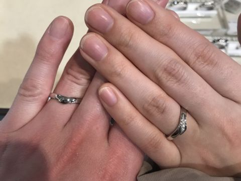 【俄(にわか)の口コミ】 指輪はどれも特殊な形をしていて、色々な形をした指輪を見たり試着したり…