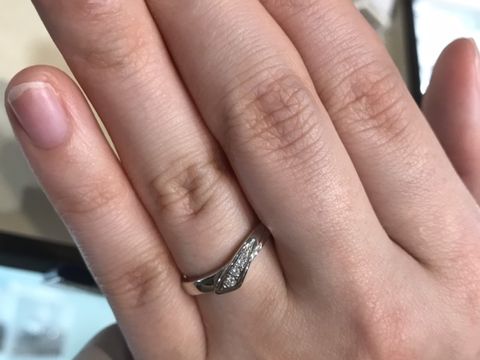 【俄(にわか)の口コミ】 他にはないデザインで指輪自体の太さも、細すぎず太すぎずちょうどよく、…