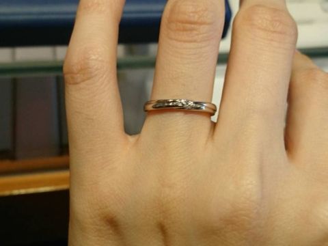 【銀座ダイヤモンドシライシの口コミ】 指輪の素材はプラチナだったと思います。デザインは少しひねりが入ってお…