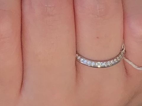 【アイプリモ(I-PRIMO)の口コミ】 メレダイヤが片側だけデザインされているので仕事中は自分側にはめると相…