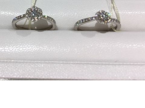 【Ponte Vecchio(ポンテヴェキオ)の口コミ】 デザインが花のような形で、一般的な一粒ダイヤモンドのデザインより華や…