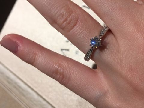 【TASAKI(タサキ)の口コミ】 瑞々しいセンターダイヤに、アームにもメレダイヤ付きの華やかなデザイン…