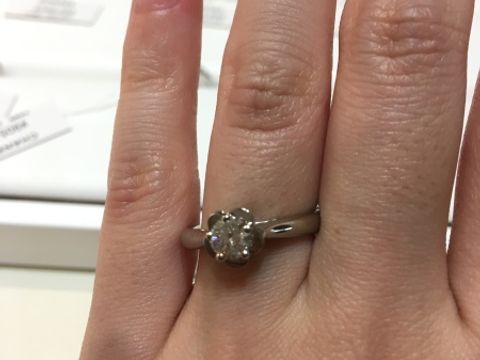 【シャネル(CHANEL)の口コミ】 かの有名なカメリアリングです。ずっと憧れでした。台座が花の形をしてお…