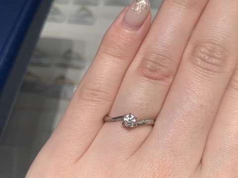 【銀座ダイヤモンドシライシの口コミ】 一粒のダイヤモンドと、サイドのダイヤモンドが可愛いデザインでした。ダ…