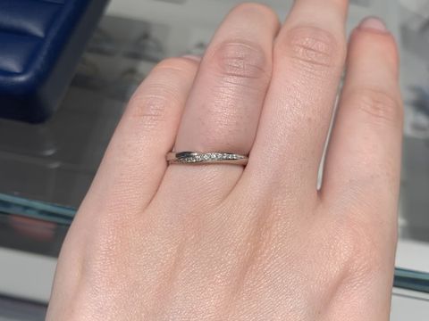 【銀座ダイヤモンドシライシの口コミ】 斜めにダイヤモンドが入ったデザインが気に入りました。派手な印象はない…