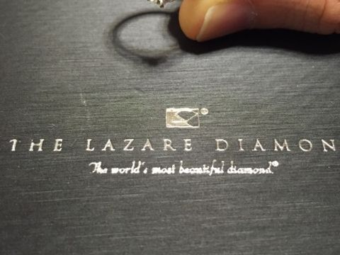 【ラザール ダイヤモンド(LAZARE DIAMOND)の口コミ】 ダイアモンドの輝きが他のブランドと比べて段違いに綺麗でした。
真っ暗な…