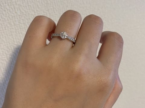 【TASAKI(タサキ)の口コミ】 アームが絞ってあるので、指がすっきりして見えるのと、センターのダイア…