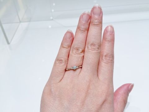 【4℃ BRIDAL(ヨンドシーブライダル)の口コミ】 ダイヤは1.5カラットと小さめですが、ウエーブラインがとても綺麗で、指が…