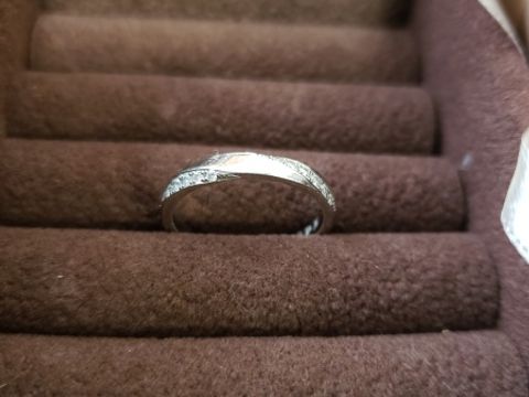 【ラザール ダイヤモンド(LAZARE DIAMOND)の口コミ】 婚約指輪と一緒につけるのを鑑みて同じブランドにしました。
シンプルな指…
