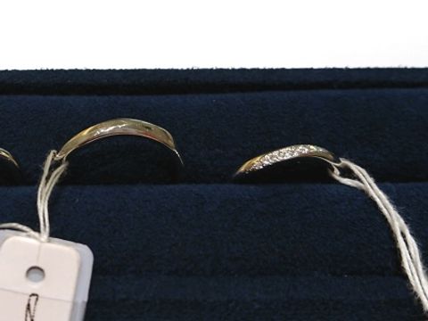 【4℃ BRIDAL(ヨンドシーブライダル)の口コミ】 ウエーブラインが綺麗で、指が綺麗に見える。
もう１つこれに似た結婚指輪…