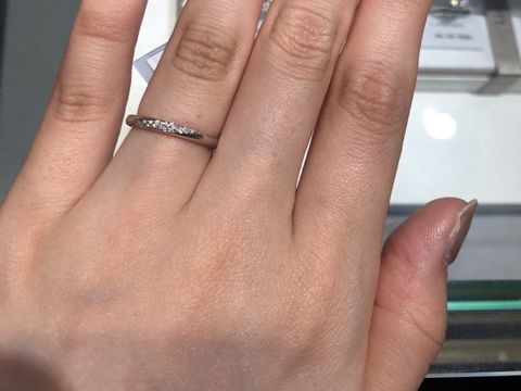 【アイプリモ(I-PRIMO)の口コミ】 指輪はストレートなので着けやすいですが、ダイヤが入っている部分が斜め…