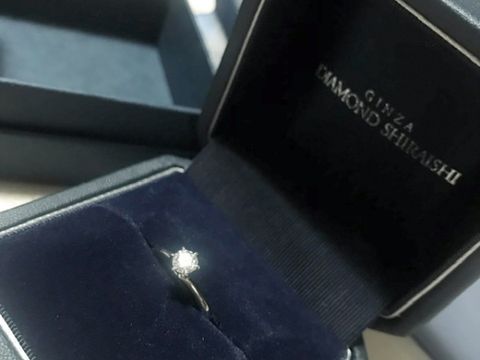 【銀座ダイヤモンドシライシの口コミ】 一粒ダイヤモンドへの憧れがあり、いくつか候補を出してもらいました。そ…