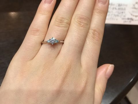 【ケイウノ ブライダル(K.UNO BRIDAL)の口コミ】 見た目がとにかく可愛い。また、横に石がついていることから、石が大きく…