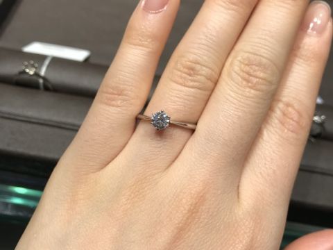 【アイプリモ(I-PRIMO)の口コミ】 とてもシンプルな一粒ダイヤモンドの指輪。細身であるため、手がとても小…