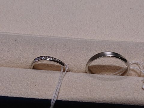 【ヴァンドーム青山(VENDOME AOYAMA)の口コミ】 女性用は、ストレートのリングにメレダイヤが斜めに流れるように着いてお…