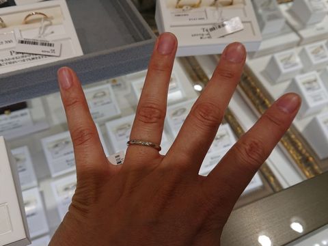 【ケイウノ ブライダル(K.UNO BRIDAL)の口コミ】 リングの中心にメレダイヤが着いており、さりげなくダイヤが輝いているの…