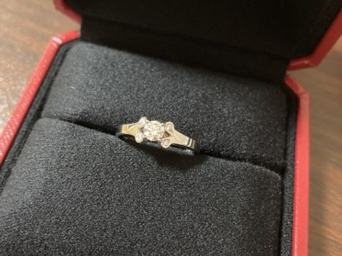 【カルティエ(Cartier)の口コミ】 真ん中ダイヤのサイドに4つの小さなダイヤが付いているので、真ん中のダイ…