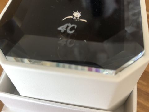 【4℃ BRIDAL(ヨンドシーブライダル)の口コミ】 リングが少しカーブしており、一般的なものよりデザイン性を重視して購入…