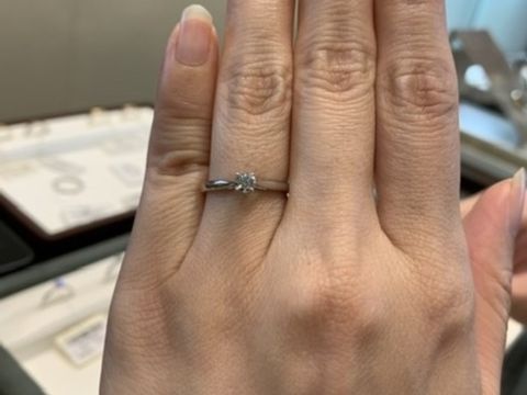 【ラザール ダイヤモンド【取扱店販売】の口コミ】 上から見るとわからないのですが、横から見ると爪部分から伸びた部分が丸…