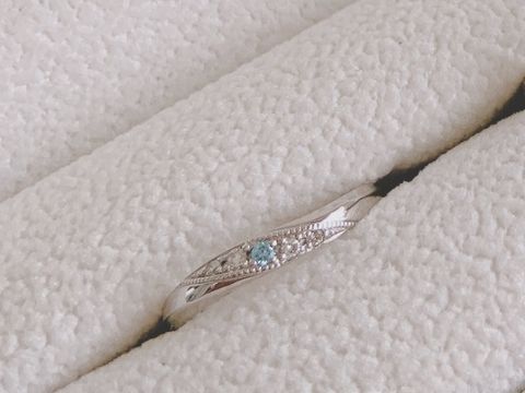 【SWEET BLUE DIAMOND(スウィートブルーダイヤモンド)の口コミ】 人と被らないような指輪を探していました。
その時、このブルーダイヤモン…