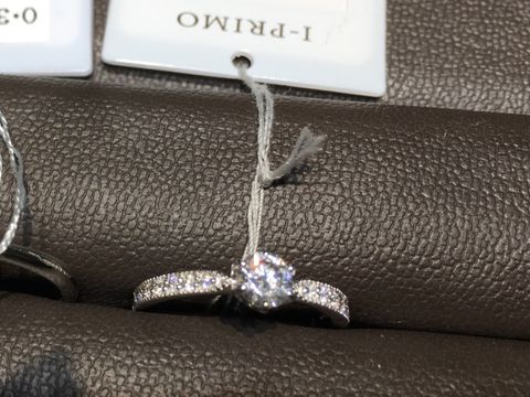 【アイプリモ(I-PRIMO)の口コミ】 メインストーンの横に小さなメレダイヤが付いており、ミル打ち加工もされ…