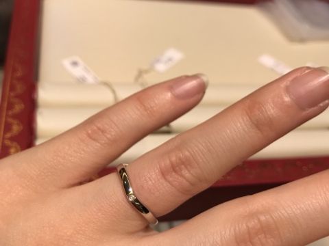 【カルティエ(Cartier)の口コミ】 真っ直ぐではなく、カーブ？ハート？の
デザインが可愛いかったです。
少…