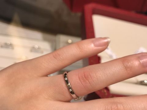 【カルティエ(Cartier)の口コミ】 指輪を付け慣れていないこともあり、
シンプルなデザインで、つけ心地の良…