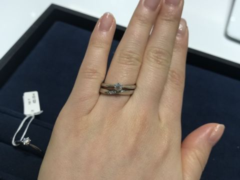【4℃ BRIDAL(ヨンドシーブライダル)の口コミ】 一粒ダイヤモンドのとてもシンプルな指輪です。形も綺麗で、ダイヤに向か…