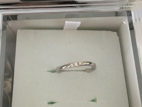 【canal4℃(カナルヨンドシー)の口コミ】 真っ直ぐな形の指輪よりウェーブがかった指輪のほうが好みで何個か試着し…