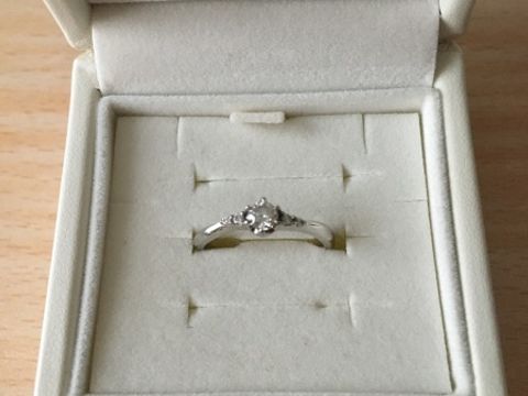 【4℃ BRIDAL(ヨンドシーブライダル)の口コミ】 婚約指輪は１つ大きな石がついているものよりもいくつかついていたほうが…