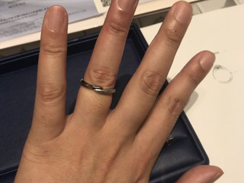 【銀座ダイヤモンドシライシの口コミ】 デザインもよく、手に馴染むので気に入りました。男女のペア、更に婚約指…