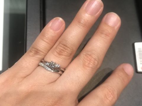 【ラザール ダイヤモンド(LAZARE DIAMOND)の口コミ】 質感やデザインもよく、手に馴染むので気に入りました。様々な婚約指輪と…