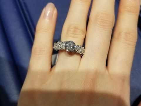 【銀座ダイヤモンドシライシの口コミ】 とても華やかで存在感のあるデザインでした！
高さがあるのでダイヤモンド…