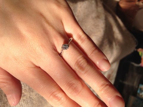 【4℃ BRIDAL(ヨンドシーブライダル)の口コミ】 主人か選んでくれました。リング部分がＳ字になっていて、普通の指輪じゃ…