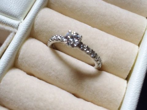 【アイプリモ(I-PRIMO)の口コミ】 キラキラしているデザインが好きなので、どのお店を見てまわってもこうい…