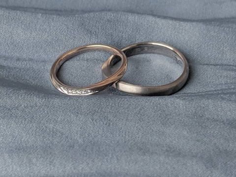 【俄(にわか)の口コミ】 デザインが豊富で、たくさん試着させていただいた中で、夫:素材がプラチナ…