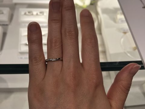 【ヴァンドーム青山(VENDOME AOYAMA)の口コミ】 指が細長く見えると言われてVラインを試着しました。確かにストレートより…