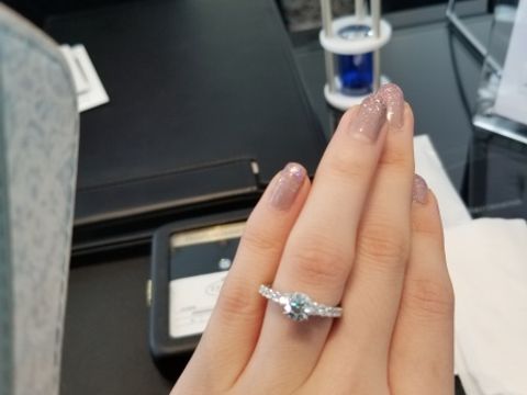 【エクセルコダイヤモンド(EXELCO DIAMOND)の口コミ】 中心のダイヤモンドがとても綺麗に感じました！
また周りのメレダイヤが中…