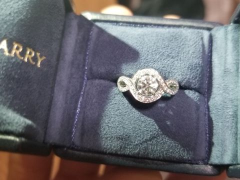 【ハリー・ウィンストン(Harry Winston)の口コミ】 華やかなデザインを人目みて気に入りました。他のブランドに似たようなデ…