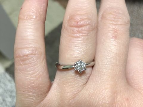 【4℃ BRIDAL(ヨンドシーブライダル)の口コミ】 当初、婚約指輪はストレートラインにしようとしましたが、結婚指輪をスト…