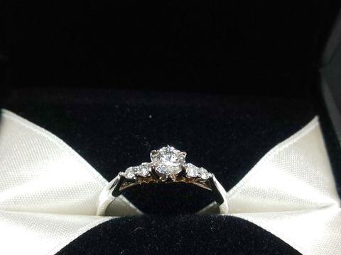 【エクセルコダイヤモンド(EXELCO DIAMOND)の口コミ】 ダイヤモンドのカットとサイドからみたときのデザインで選びました。
サイ…