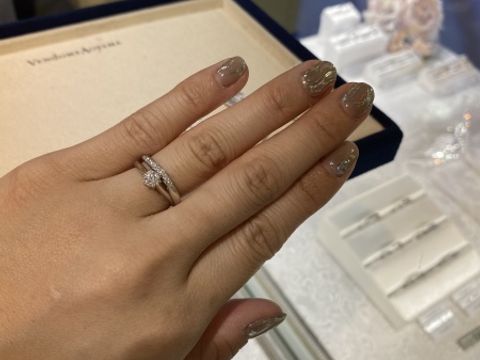 【ヴァンドーム青山(VENDOME AOYAMA)の口コミ】 キラキラしたダイヤが多い華やかなデザインが多いと思いました。婚約指輪…