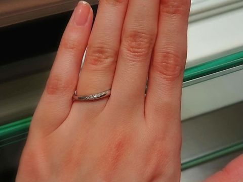 【アイプリモ(I-PRIMO)の口コミ】 メレダイヤの斜めのラインがとてもきれいでした。
きちんと埋め込まれてい…