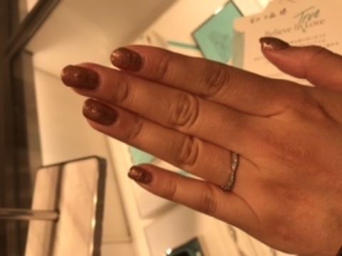 【ティファニー(Tiffany & Co.)の口コミ】 婚約指輪とセットで付けても違和感のないもので探しているようで、彼女の…
