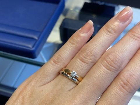 【銀座ダイヤモンドシライシの口コミ】 真ん中に一粒のダイヤモンドと、指輪の上下に金色の細かいミル打ちが入っ…